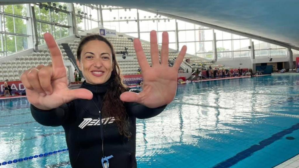 Isabel Sánchez-Arán hace el siete con sus dedor.