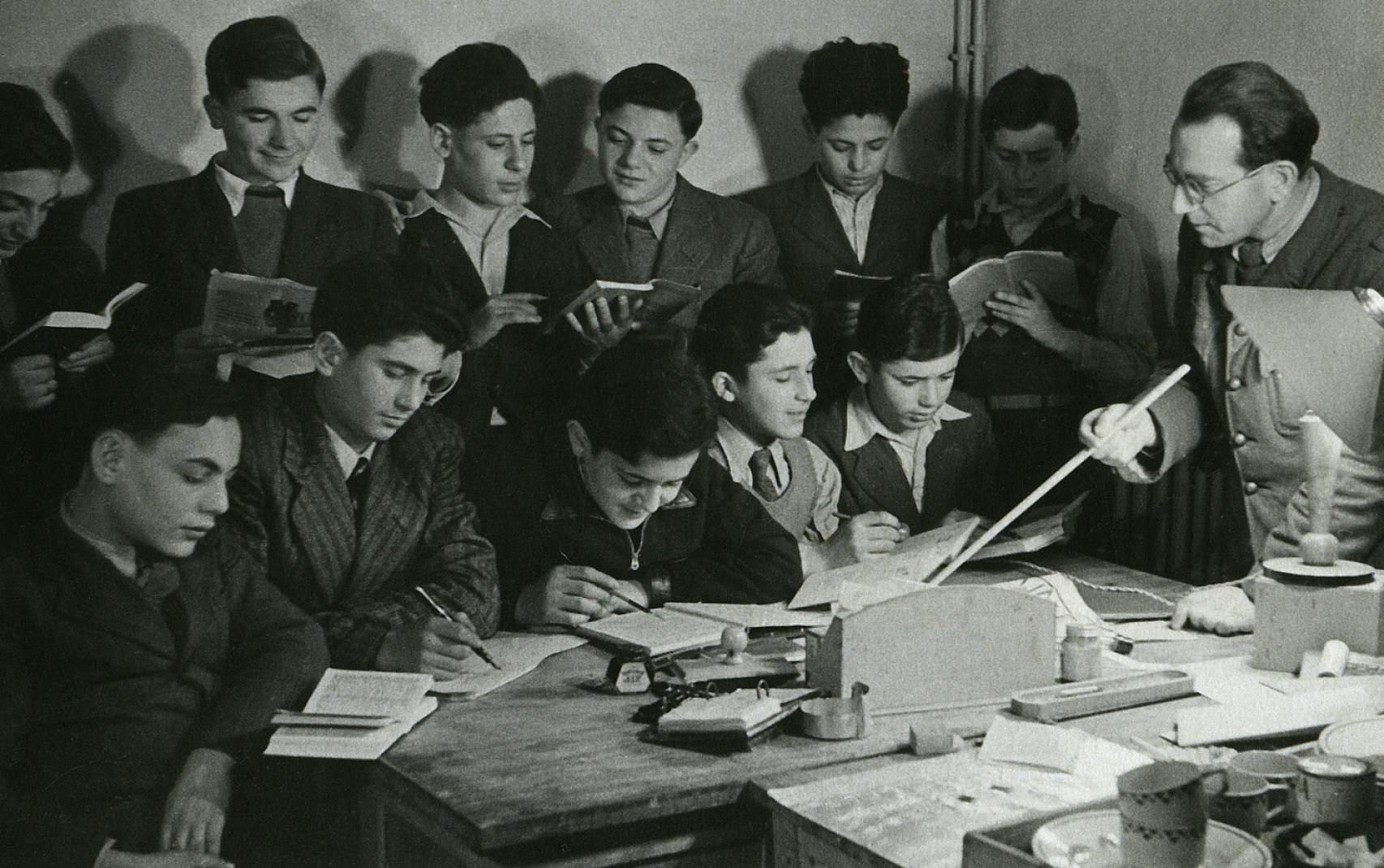 Algunos de los chicos en las clases con el profesor Manfred Reingwitz.