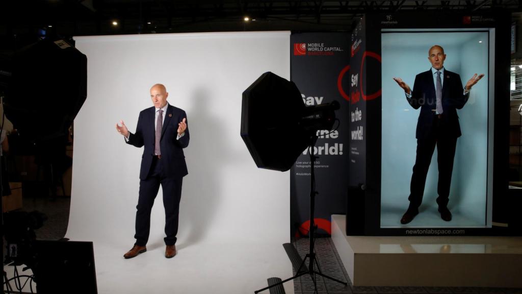 Carlos Grau, consejero delegado de la Fundación Mobile World Capital, usando el holograma