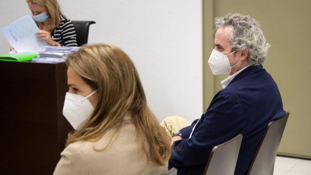 Falcones y su esposa, en el banquillo. EFE.