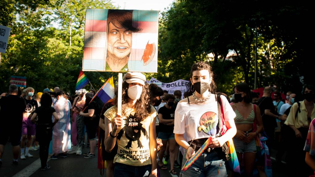 Dos manifestantes con un dibujo de Carmen Calvo que emula a Jack Nicholson en 'El resplandor'.