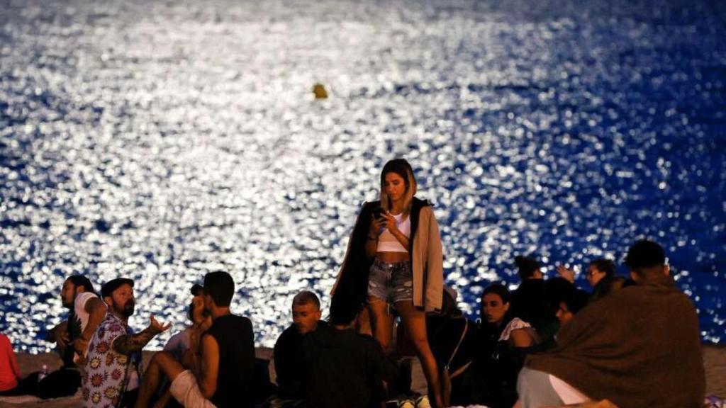 Un grupo de jóvenes en una playa.