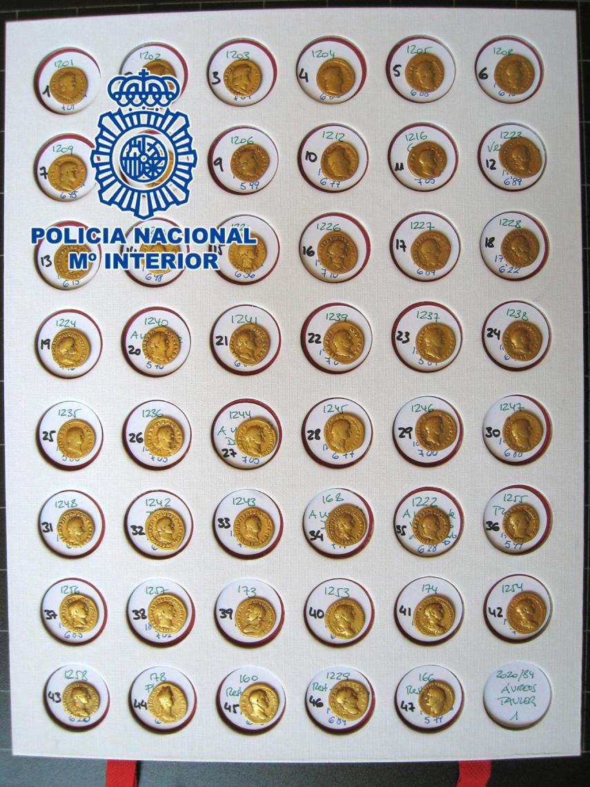 Varios de los áureos romanos recuperados.