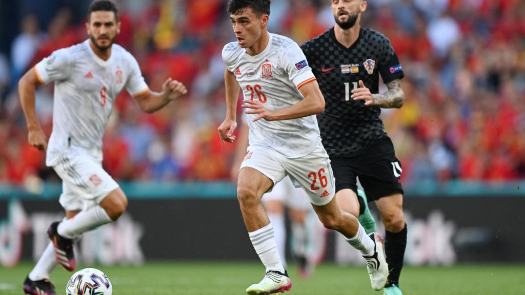 Marcelo Brozovic persigue a Pedri