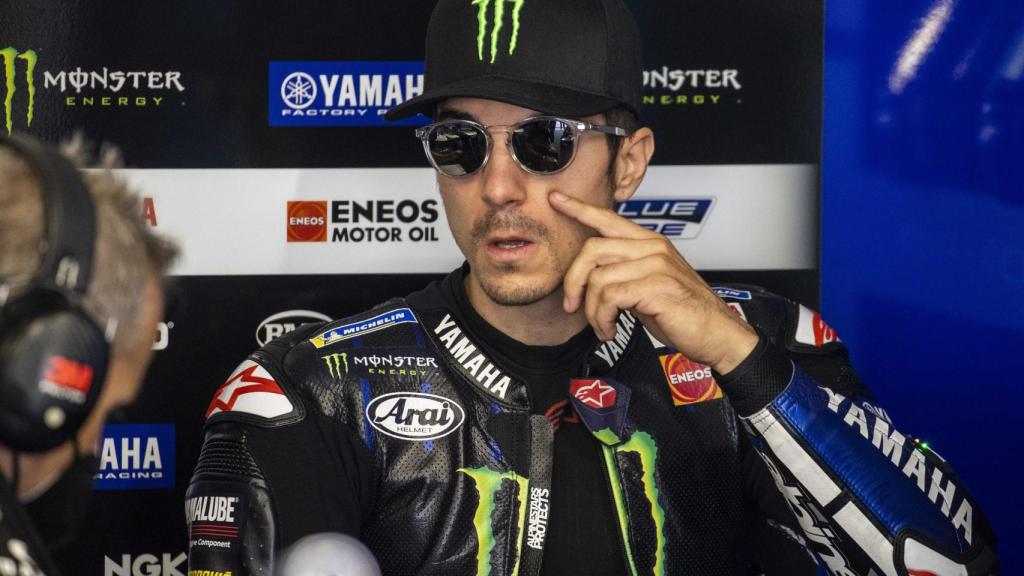Maverick Viñales en el box de Yamaha