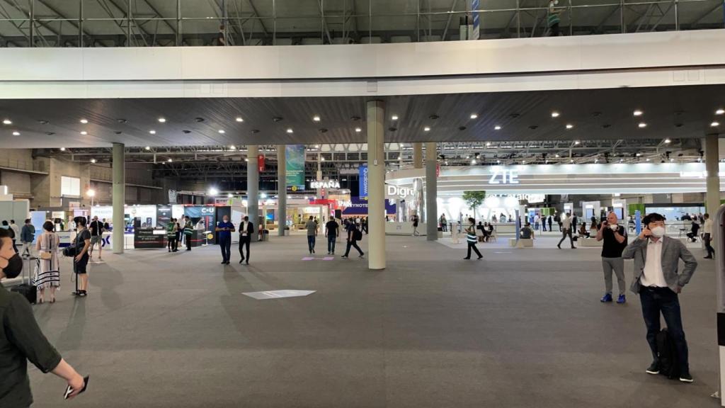 Pasillos de la Fira de Barcelona en la primera jornada del MWC de 2021.
