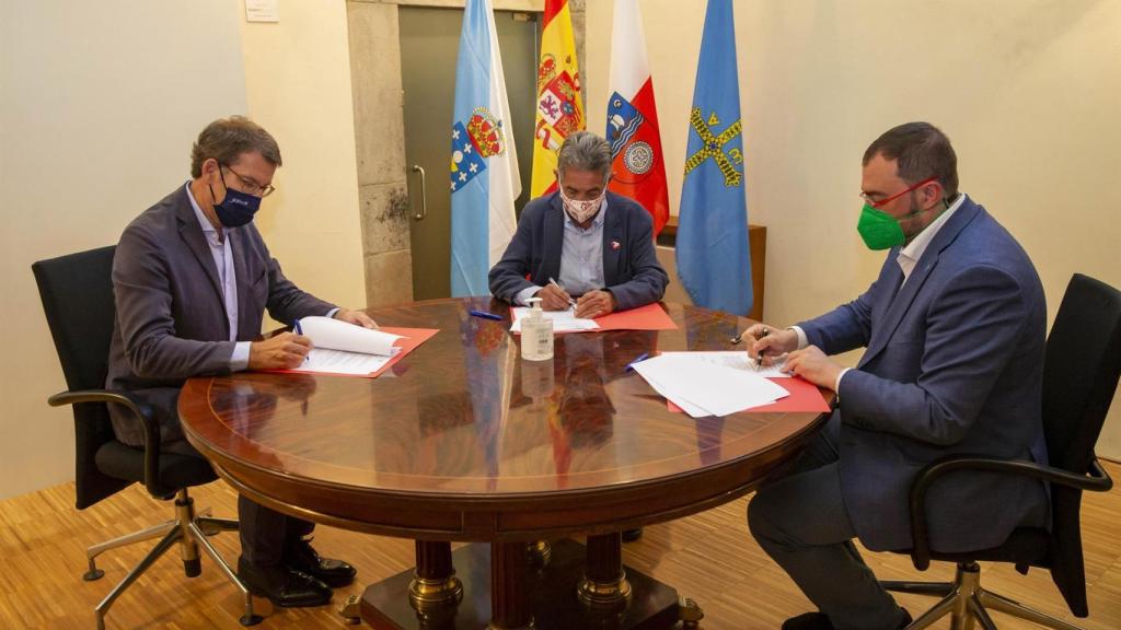 Revilla, Barbón y Feijóo durante una reunión.