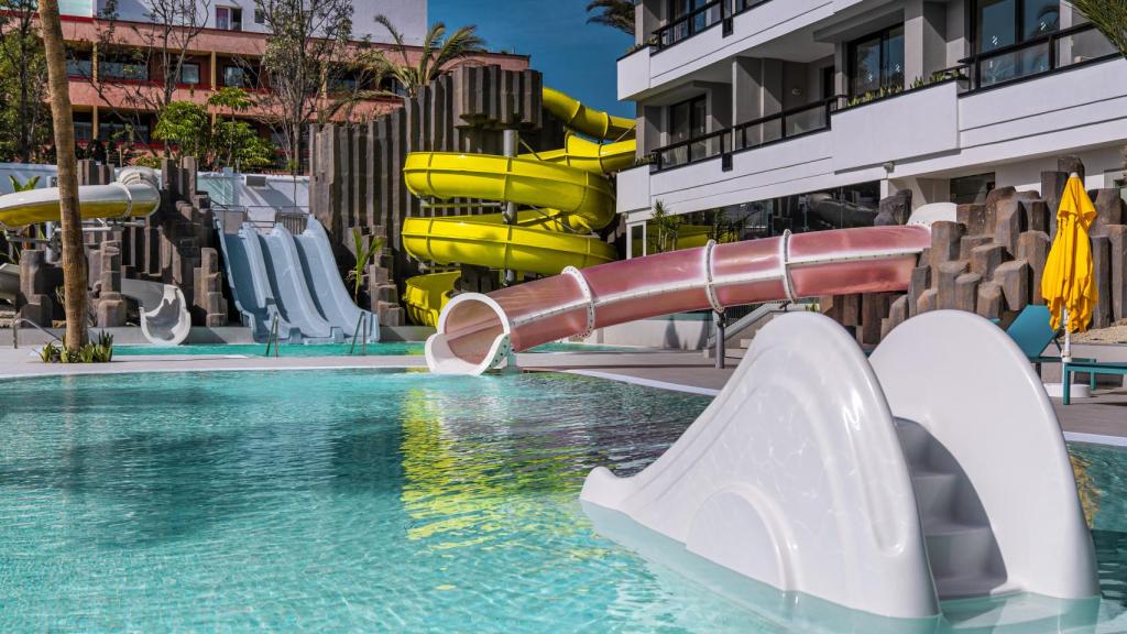 Piscina con todo tipo de toboganes.