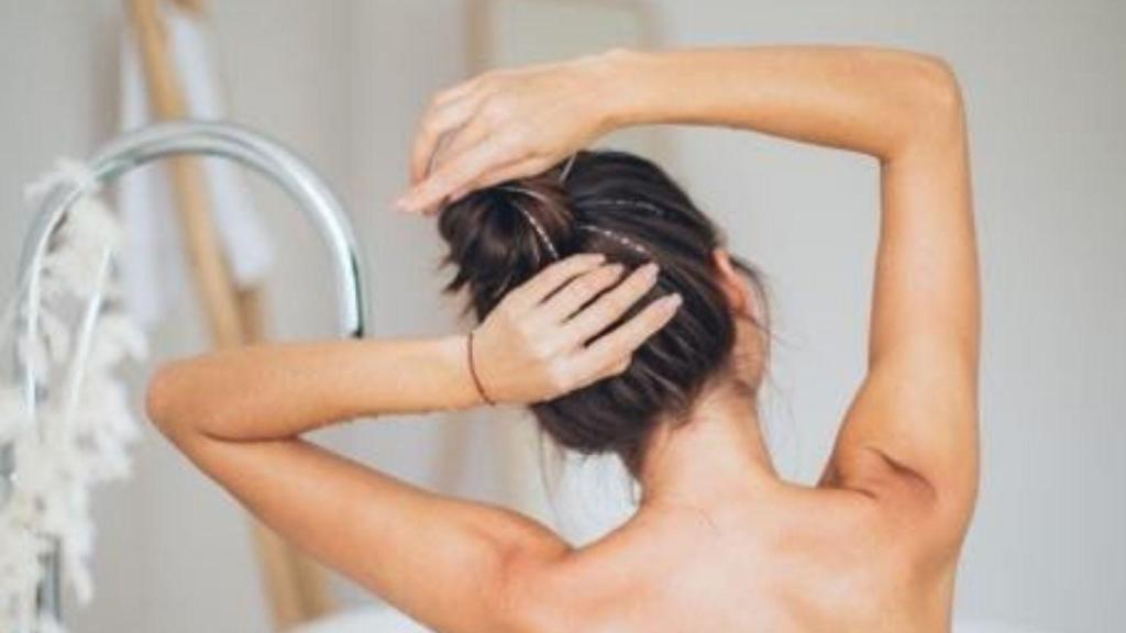 En verano, la melena tiende a estar expuesta a más numerosas agresiones externas.