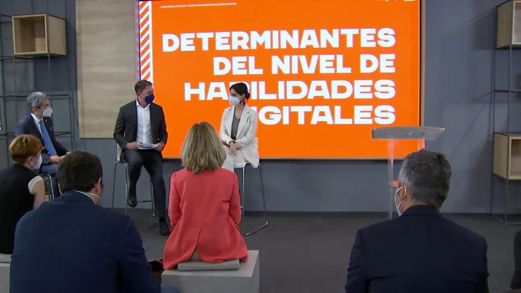 Joaquín Maudos y Laura Fernández -ambos del IVIE- junto con Aleix Pons (Cotec) -en el centro-.