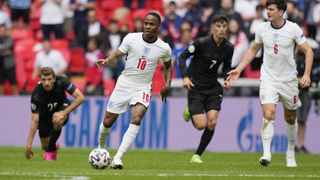 Sterling controla un balón en el Inglaterra - Alemania