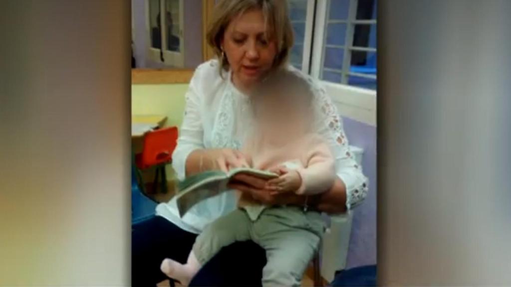 La abuela, con su nieta.