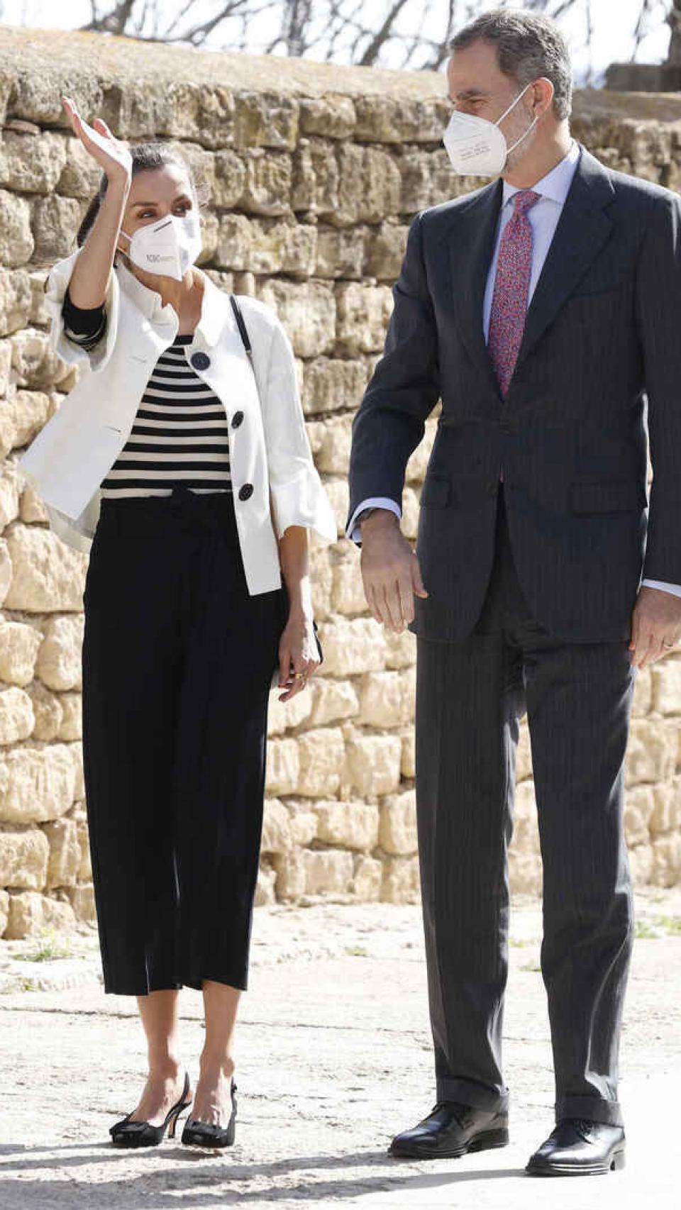 Letizia ha mostrado su apoyo a las pequeñas empresas, estrenando, por ejemplo, unos salones de Isabel Adbó.