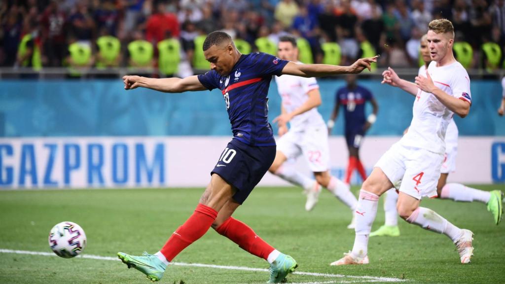 Lanzamiento a portería de Kylian Mbappé, durante el Francia - Suiza de octavos de la Eurocopa 2020