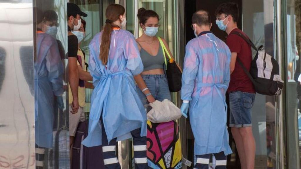 Un grupo de jóvenes afectados por el  brote de Mallorca.
