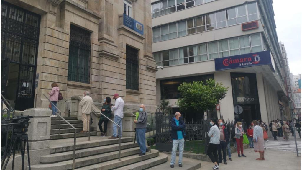Colas en el Banco de España este martes.