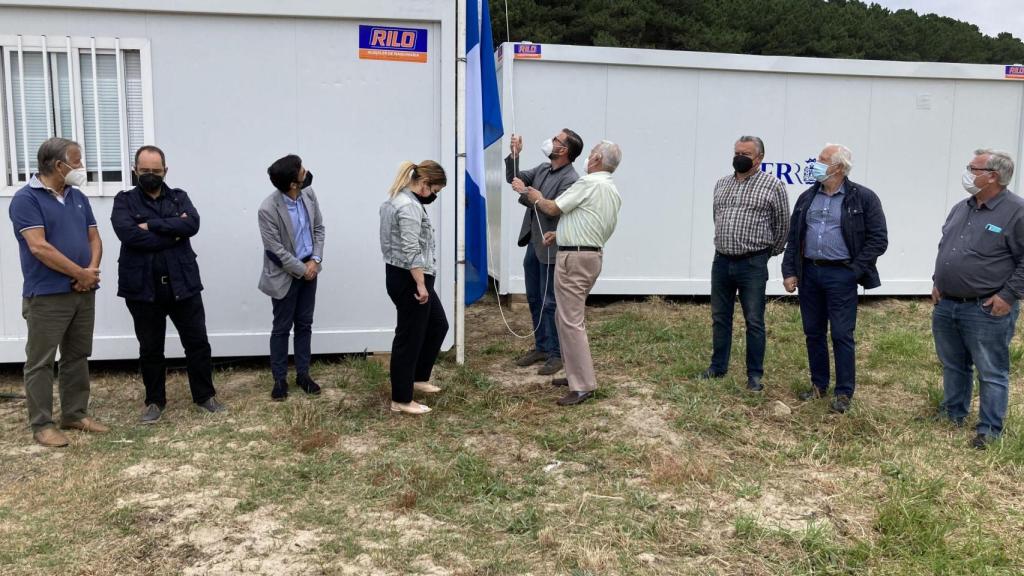Izado de bandera en Doniños el pasado año.