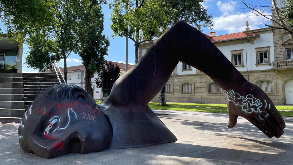 Estatua de El Nadador con las pintadas