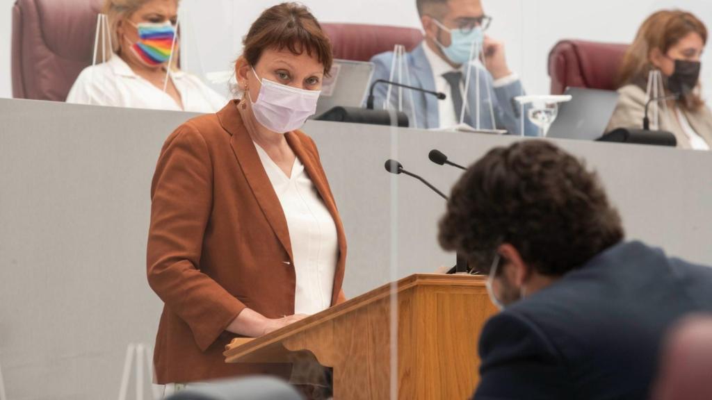 La líder de Podemos, María Marín, durante su alocución dirigida al popular López Miras.