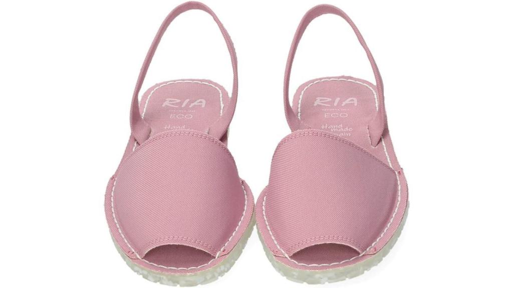 Un modelo de abarcas de Ria Menorca en rosa palo.