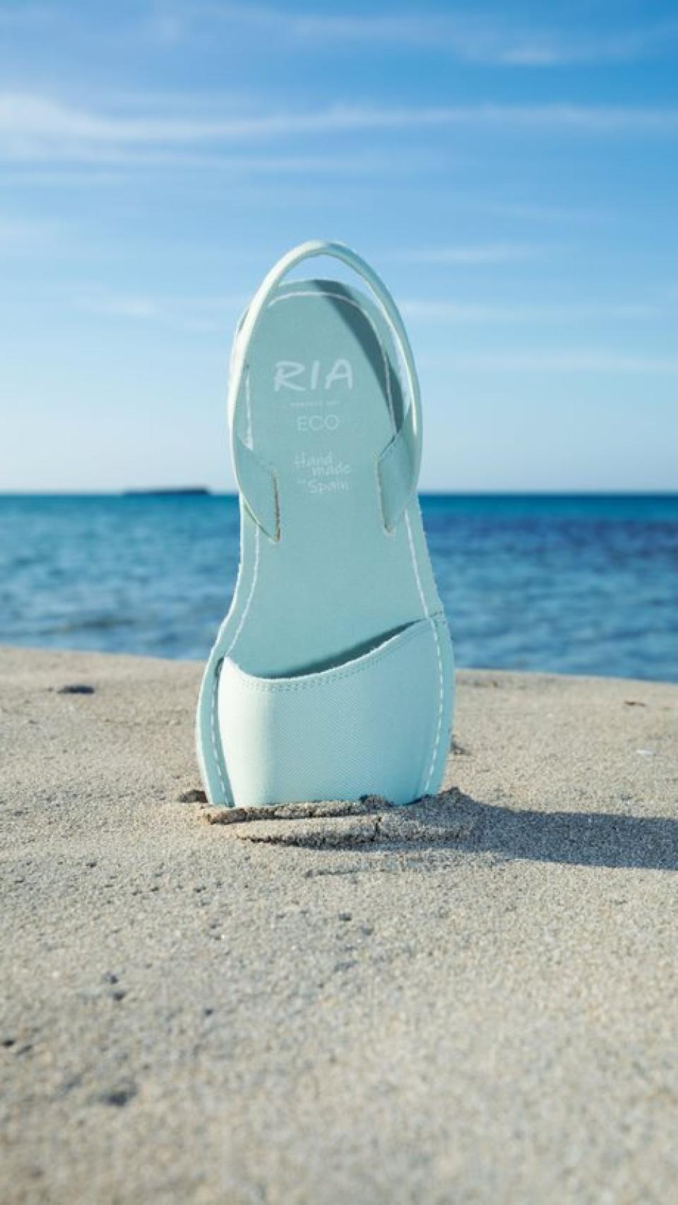 Una abarca de la nueva colección de color azul bebé.