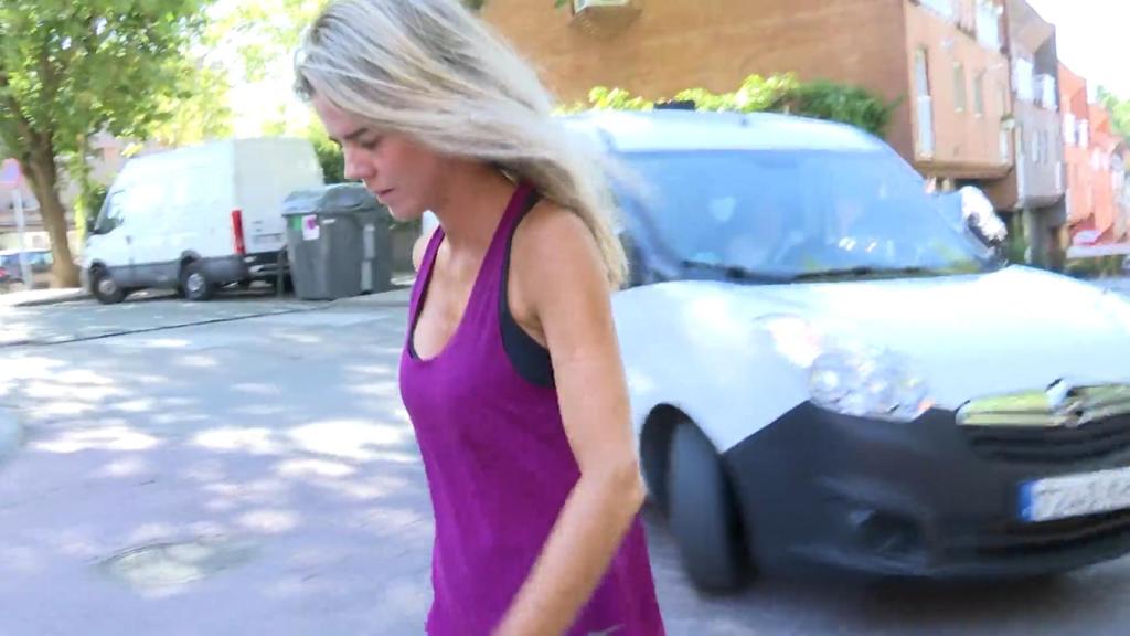 Amelia Bono, este miércoles paseando por las inmediaciones de su casa en Madrid