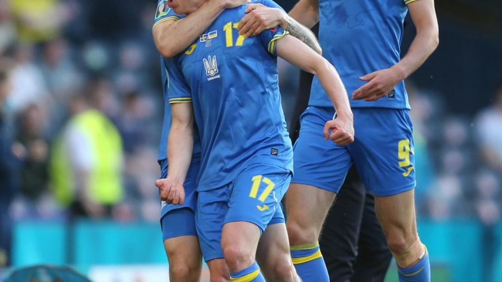 Los jugadores de la selección de Ucrania celebran el gol de Oleksandr Zinchenko en los octavos de la Eurocopa 2020