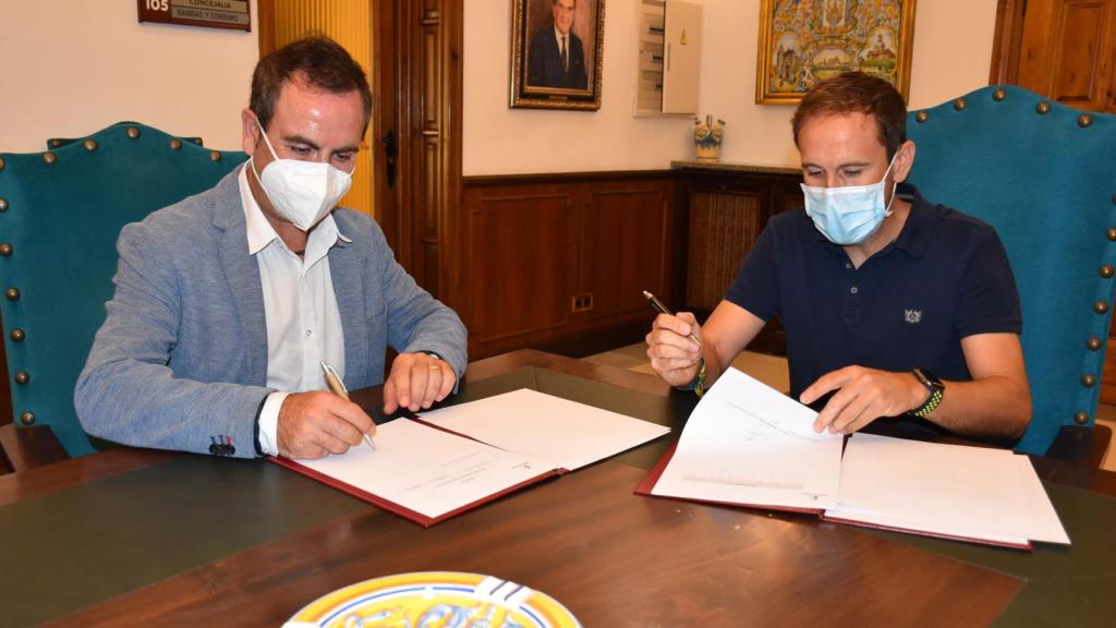 Momento de la firma del convenio.