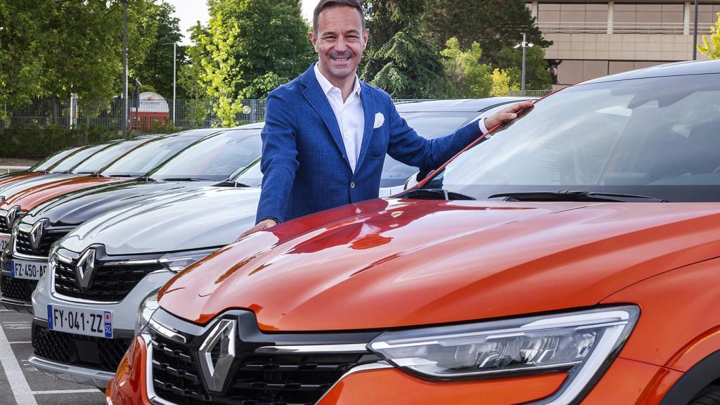 Sébastien Guigues, junto con el nuevo Renault Arkana.