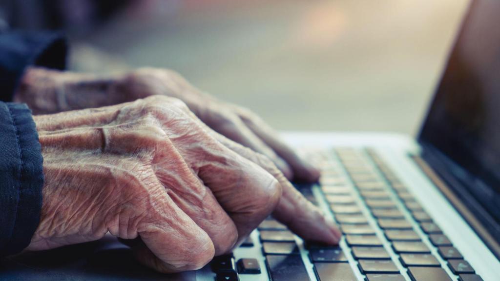 anciano viejo persona mayor ordenador portatil informática
