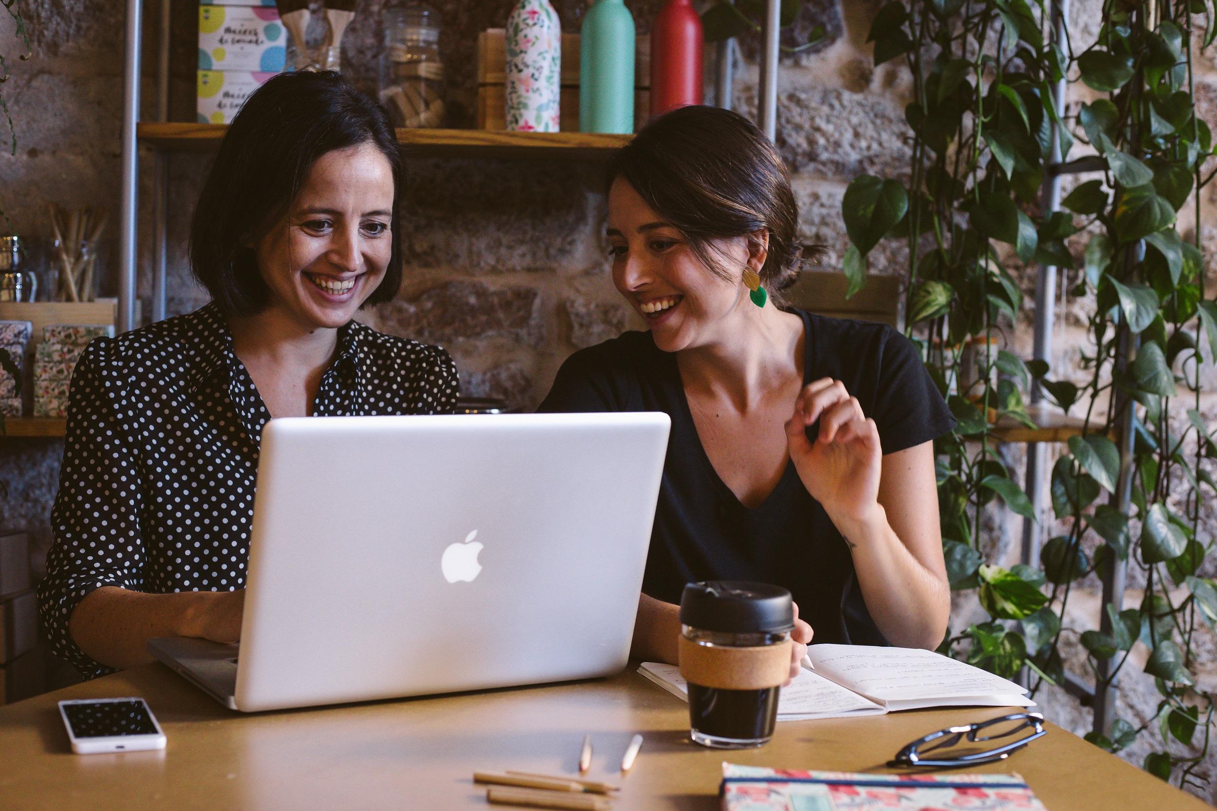 Las creadoras de Esturirafi, Nahir y Rut Abraín Sánchez (Cedida).