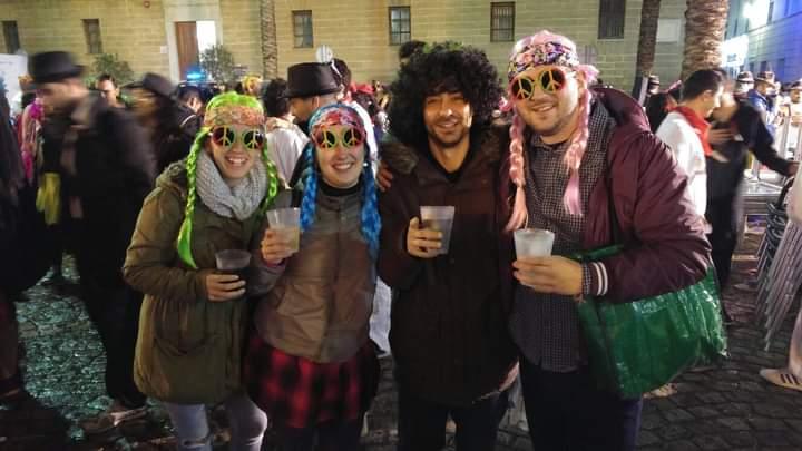 Marta y su pareja con Mari Ángeles y Melow en el Carnaval de Cádiz. Fuente: CEDIDA