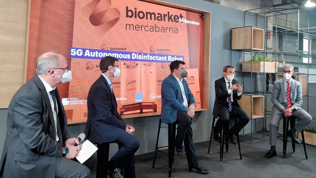 De izquierda a derecha: el director de 5G de Mobile World Capital Barcelona, Eduard Martín; el director de estrategia e innovación de Mercabarna, Pablo Vilanova; el Manager of the Robotics and AI Skill Center d'ACCIONA, Carlos Crespo; el director territorial Catalunya de Grandes Empresas de Orange, Víctor Vera; y el secretario de Políticas Digitales de la Generalitat de Catalunya, David Ferrer.
