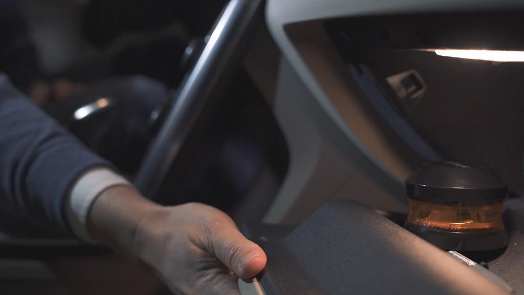 Las nuevas balizas V-16 caben en la guantera de su coche. En la imagen, la de SOSTraffic.