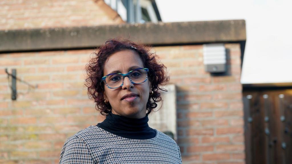 Farida van Hulst posa en su casa, en un pueblo cerca de Ámsterdam.