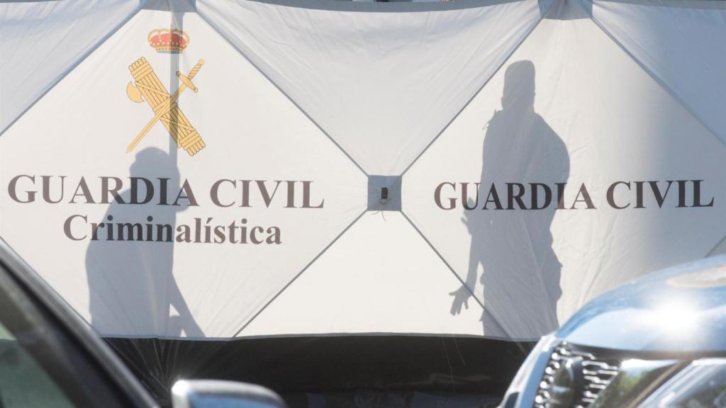 Agentes de la Guardia Civil en el portal donde Abderramán presuntamente mató a Hasna.