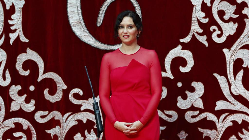 Isabel Díaz Ayuso, en la toma de posesión de su cargo, con un vestido de Victoria Colección.