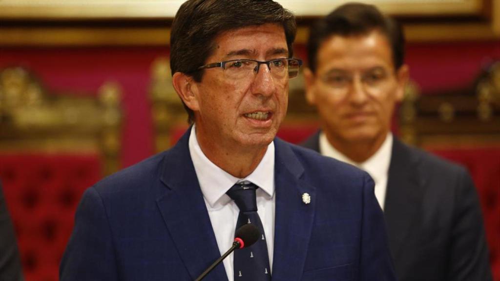 Juan Marín, en primer plano, con Luis Salvador tras él en una imagen de archivo.