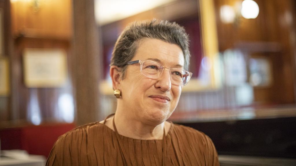 Laura Freixas durante la entrevista en el Café Gijón de Madrid.