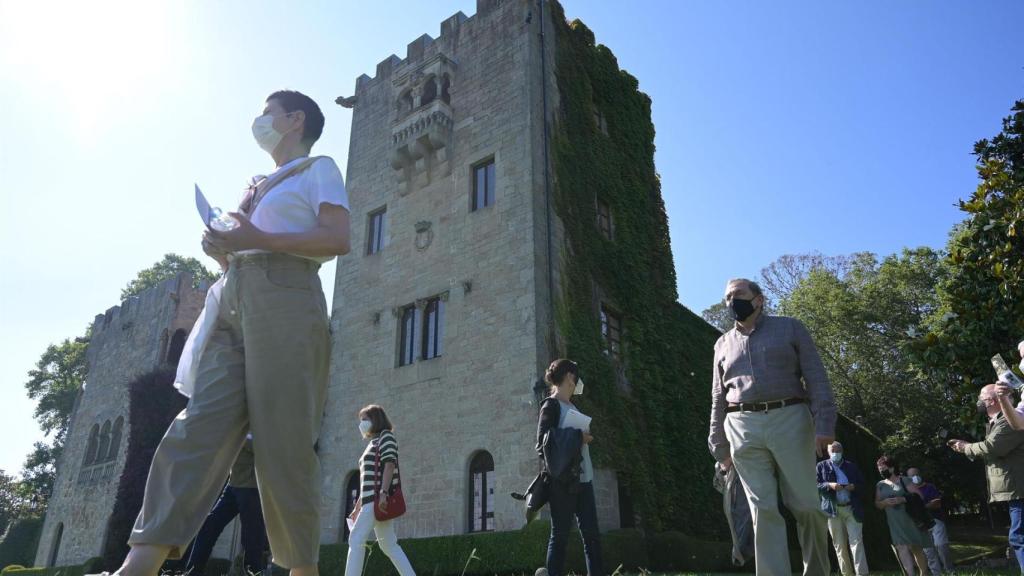 Representantes de colectivos de memoria histórica y víctimas del franquismo, durante su visita a los jardines del Pazo de Meirás.