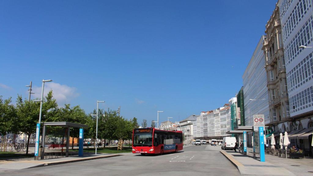 Marina día soleado, parada de bus