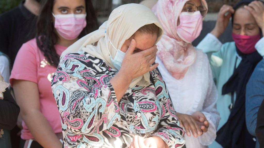 Varias mujeres afligidas mientras la Guardia Civil registra la vivienda de Hasna en Barbastro.