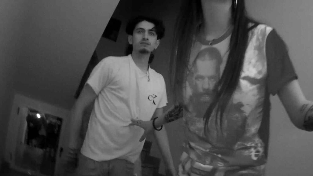 Kevin, sujetado por Marta, ante la llegada de las Fuerzas de Seguridad.