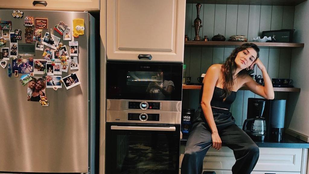 La cocina de Hande, con un mural de fotografías familiares sobre el frigorífico.