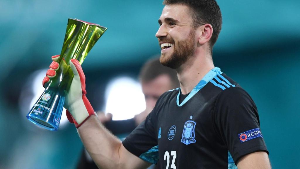 Unai Simón con el premio de mejor jugador del partido