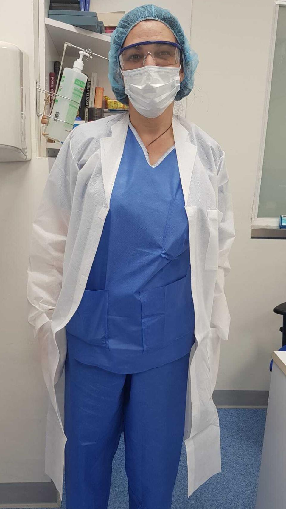 Merche, vestida de médica en su puesto de trabajo.