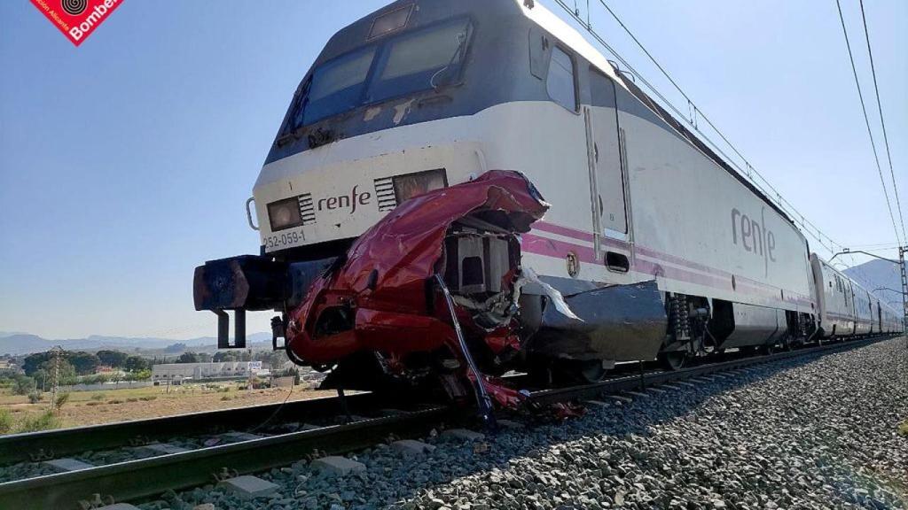 Cuatro personas fallecen después de chocar su coche con un tren en Novelda
