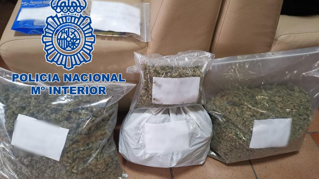 En el registro de la asociación se encontraron cuatro kilos de marihuana, pequeñas dosis de hachís, cigarrillos ya liados, una bascula de precisión y cerca de 400 euros en efectivo.