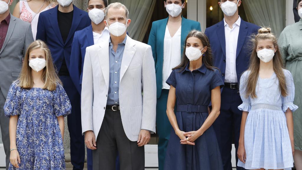 La infanta Sofía deslumbró con un moño 'messy' y desenfadado en su llegada a Cataluña.