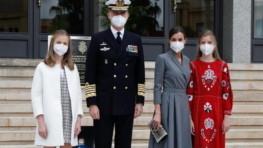 La infanta Sofía junto a sus padres en Cartagena, con un vestido étnico.
